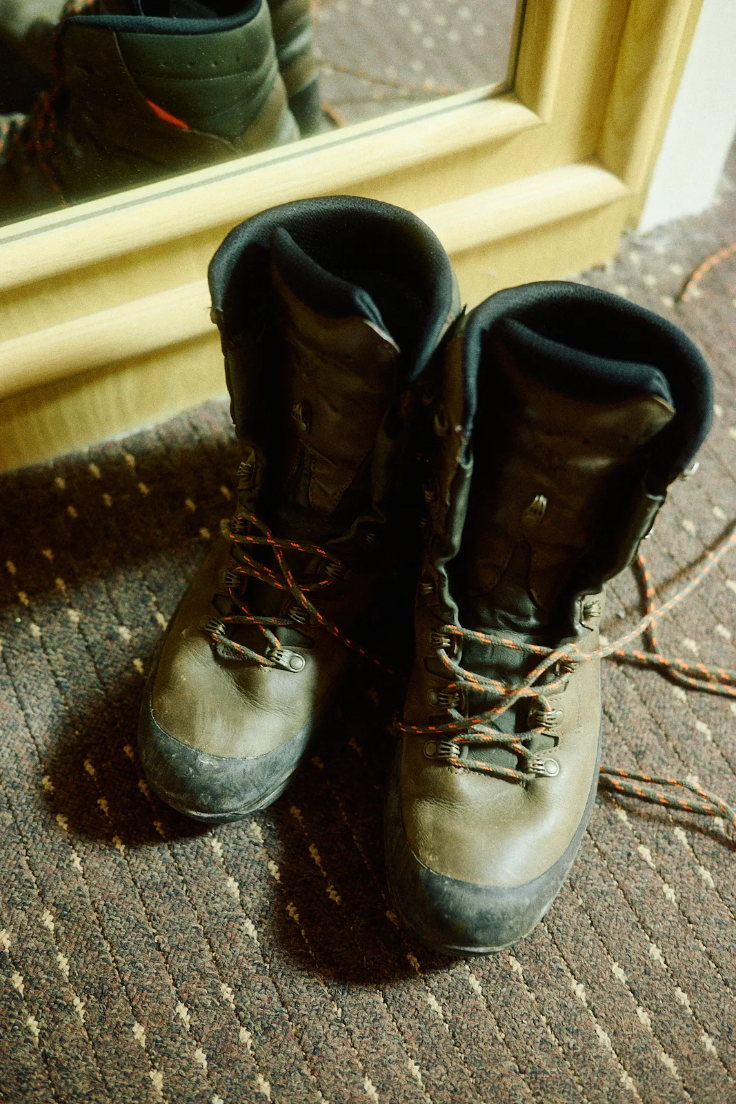 Wanderstiefel vor einem Spiegel, bereit für den Aufbruch