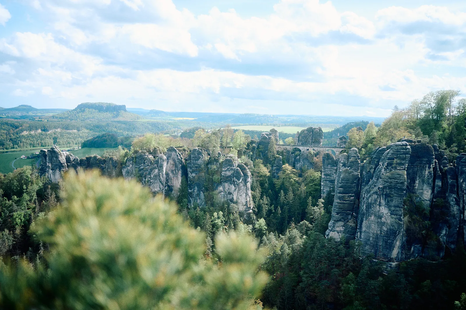 Bastei-Sandsteinfelsen in der Sächsischen Schweiz mit Blick über das Elbsandsteingebirge — Schauplatz des Wanderworkshops.