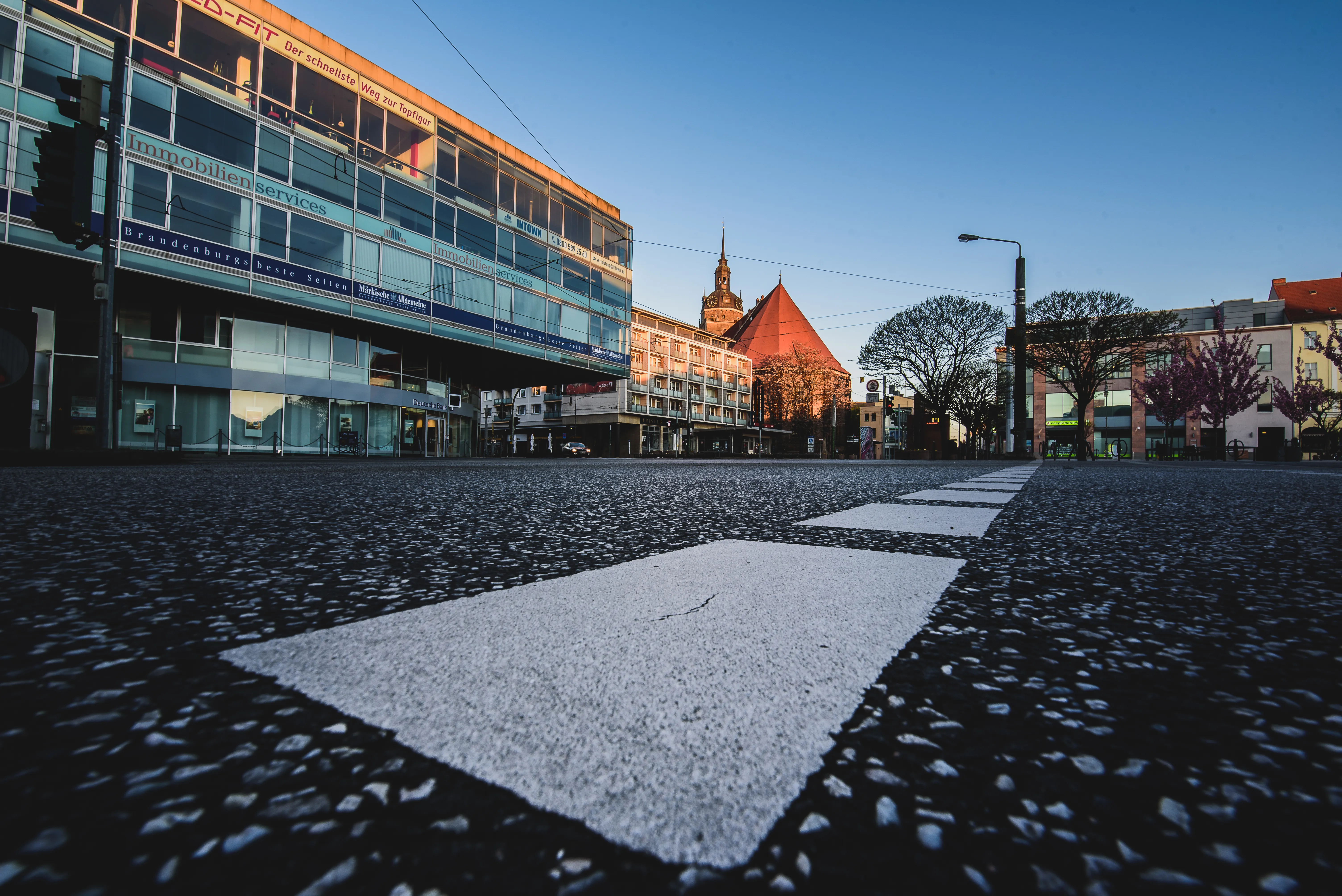Pflasterplatz mit Fahrbahn-Pfeil — eine klare Richtung als Bild für strategisches Sparring.