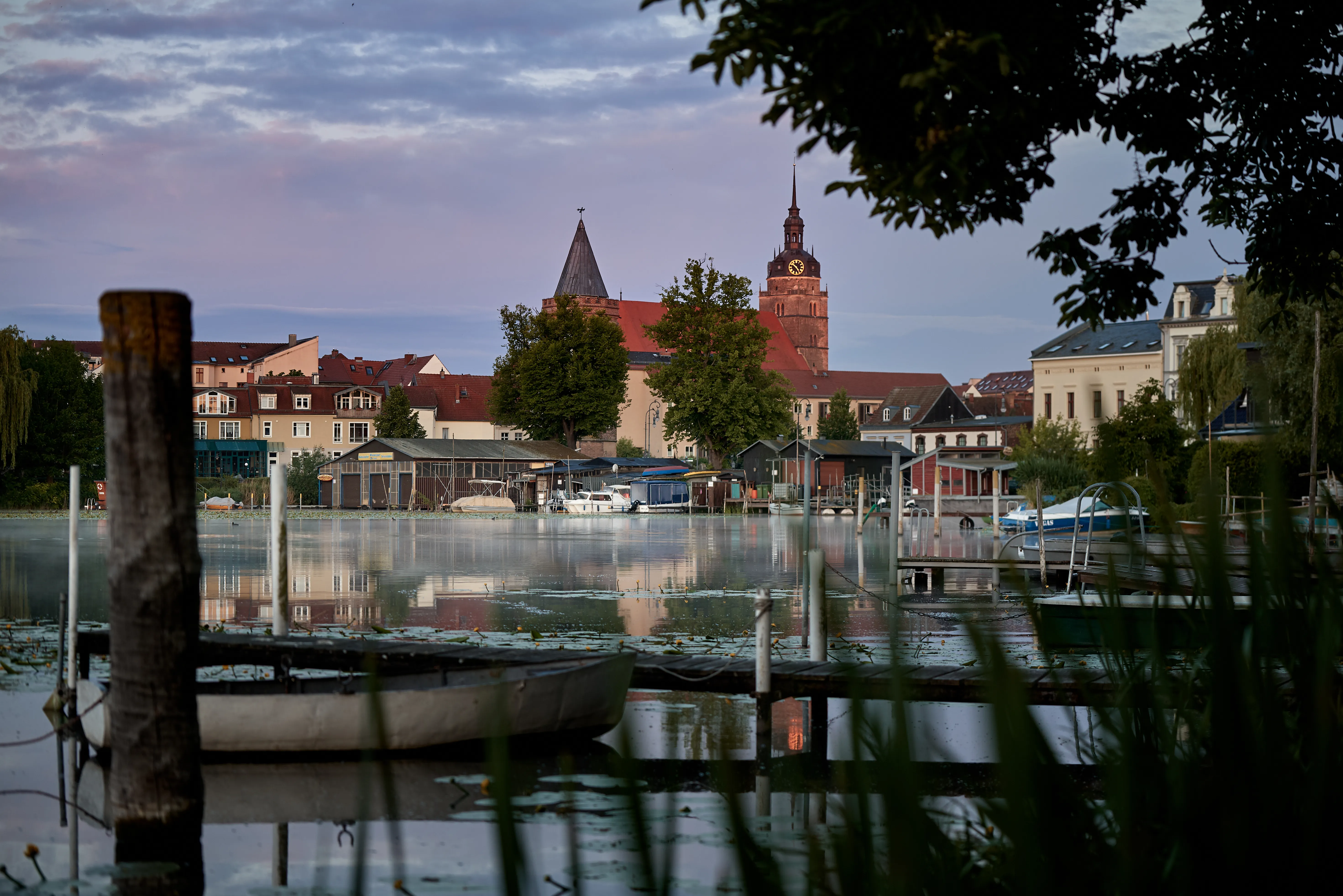 Dom St. Peter und Paul mit Havel-Ufer in Brandenburg an der Havel — die Heimat, der unser Engagement gilt.