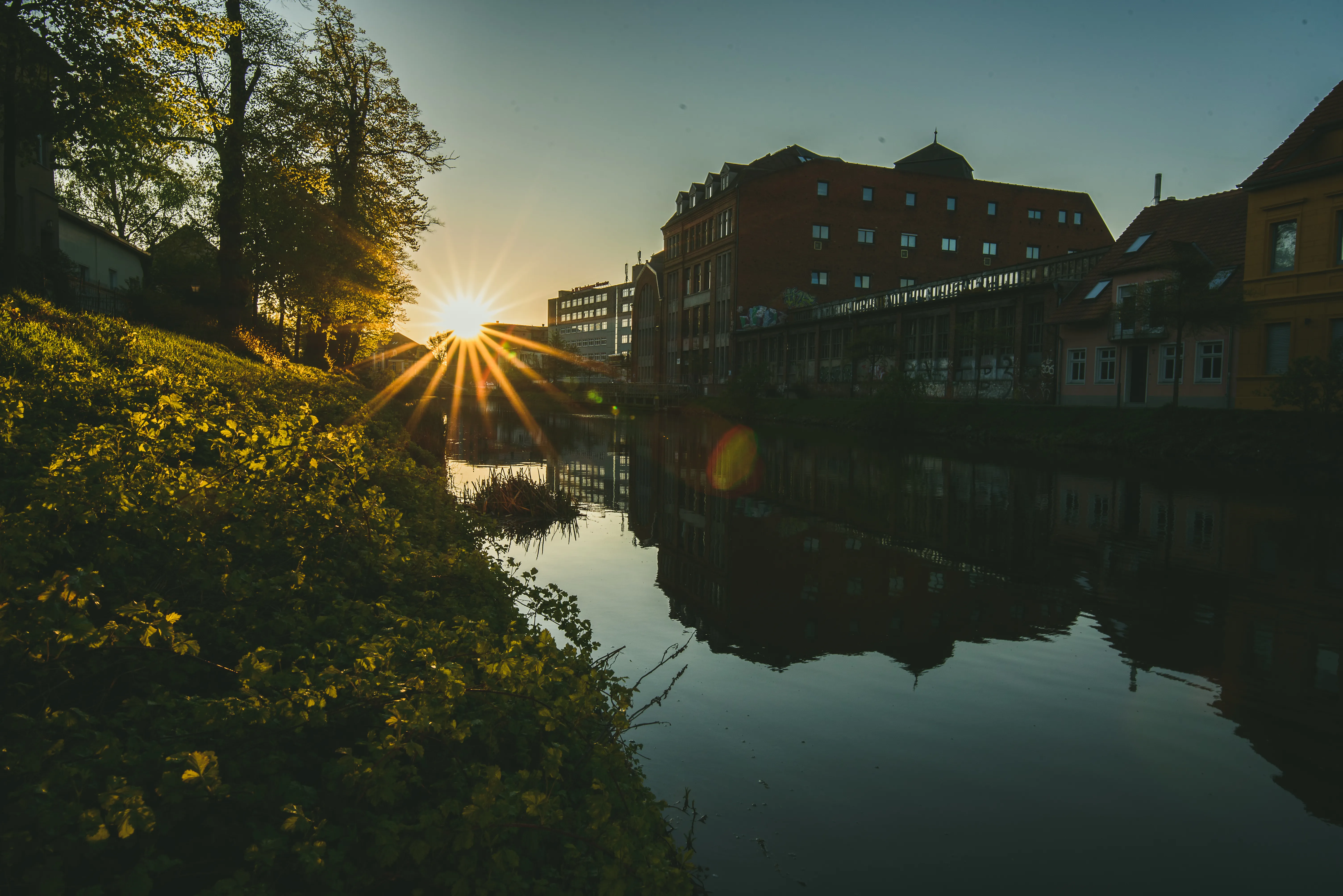Havel-Ufer mit Brennabor-Industriebau in Brandenburg an der Havel — Substanz und Beständigkeit als Sinnbild für solide Finanzierungsberatung.
