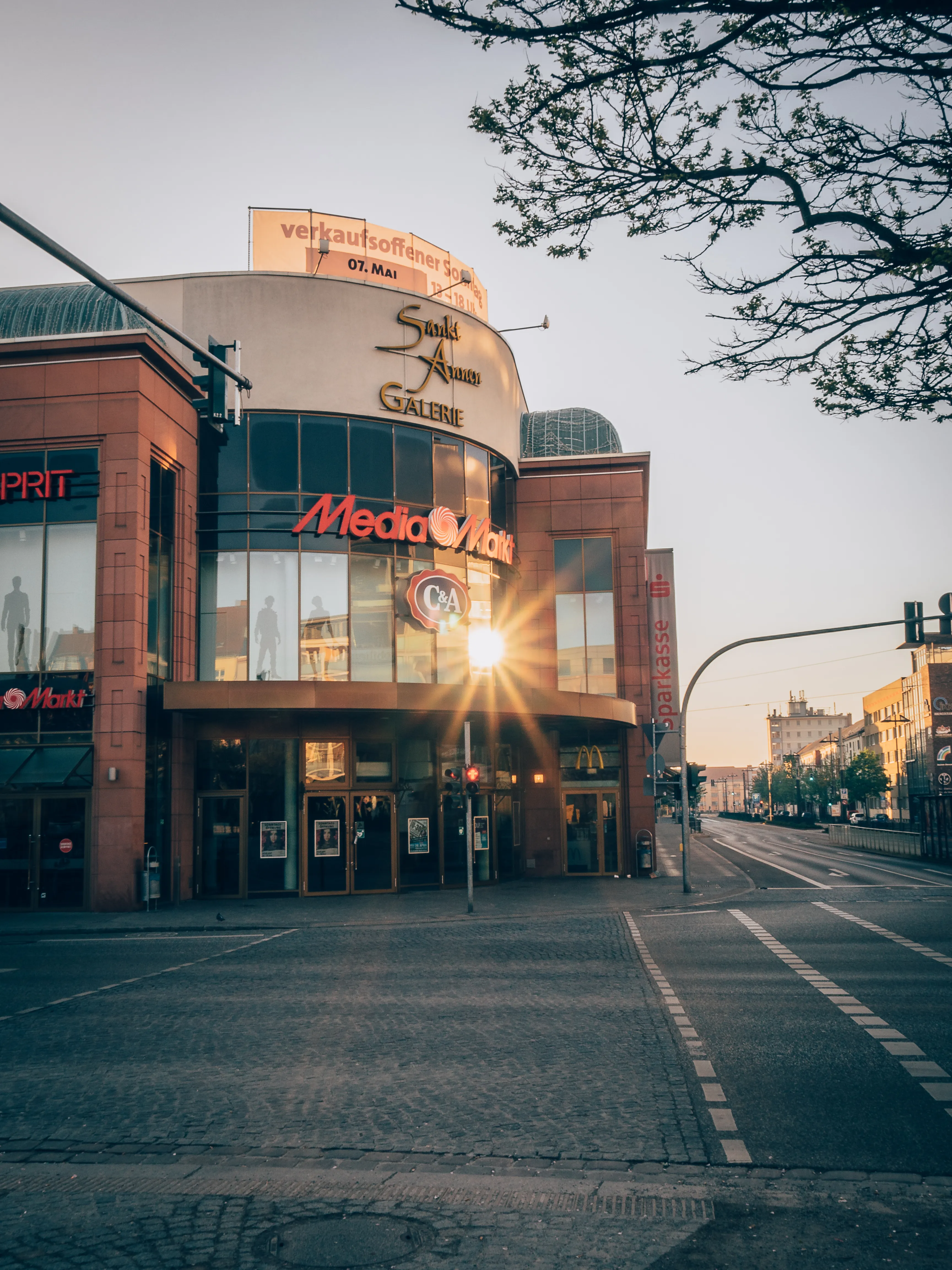Sankt-Annen-Galerie in der Brandenburger Innenstadt am Morgen — markante Bestands-Gewerbeimmobilie in zentraler Lage.