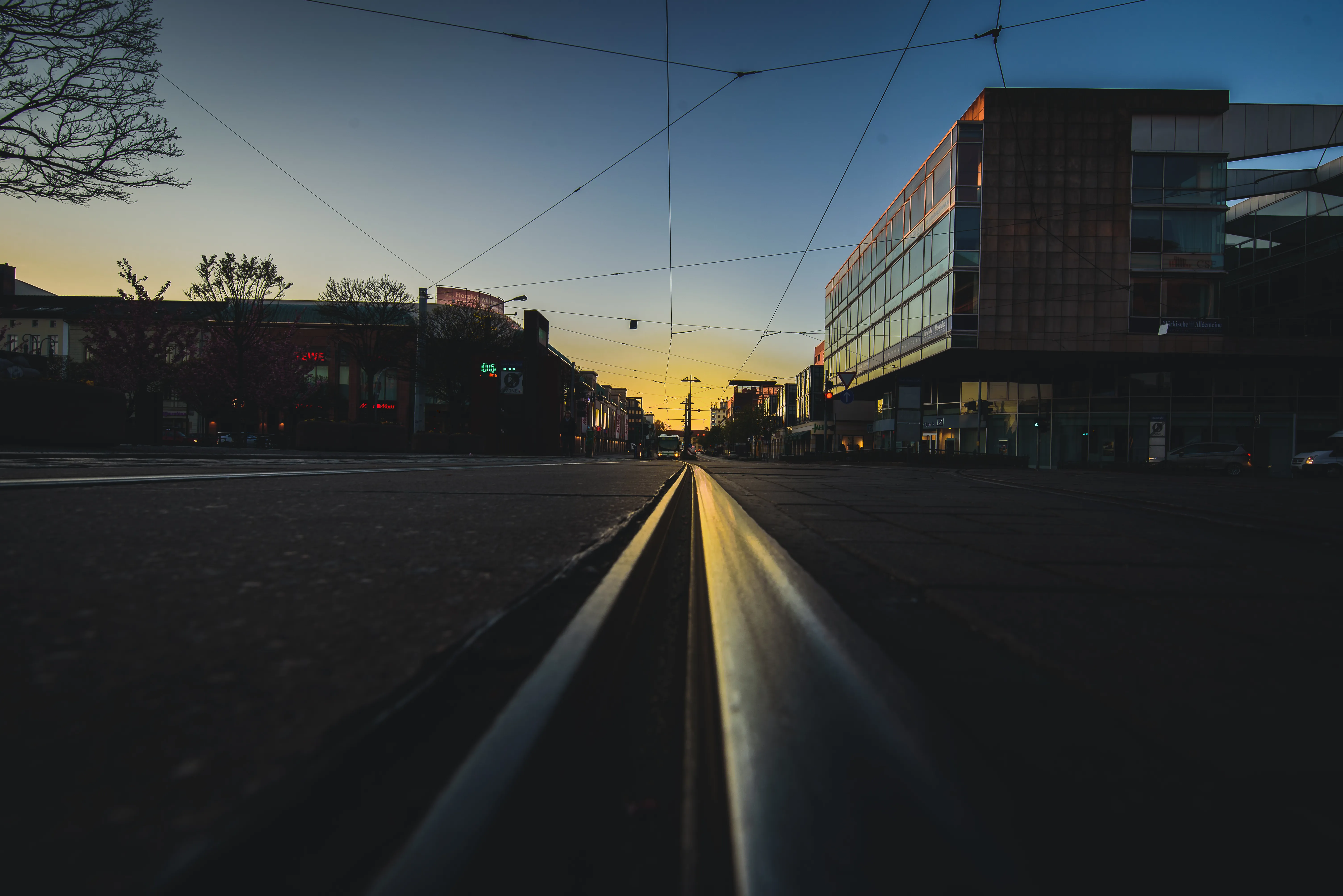 Tramschienen führen durch die Brandenburger Altstadt — Verbindungen, die Vorhaben und Kapital zusammenführen.