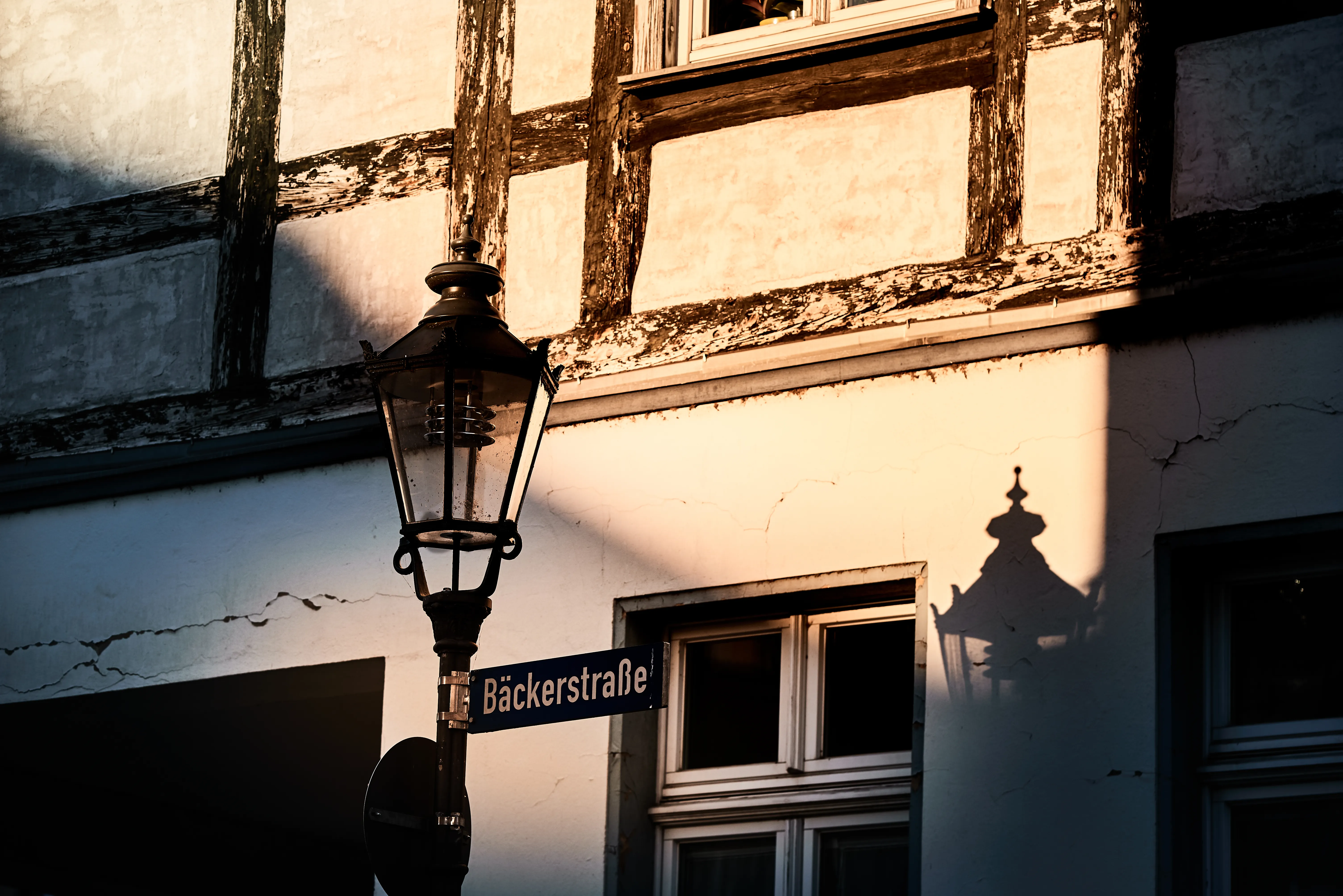Bäckerstraße in Brandenburg an der Havel — Straßenschild und Laterne in der Altstadt.