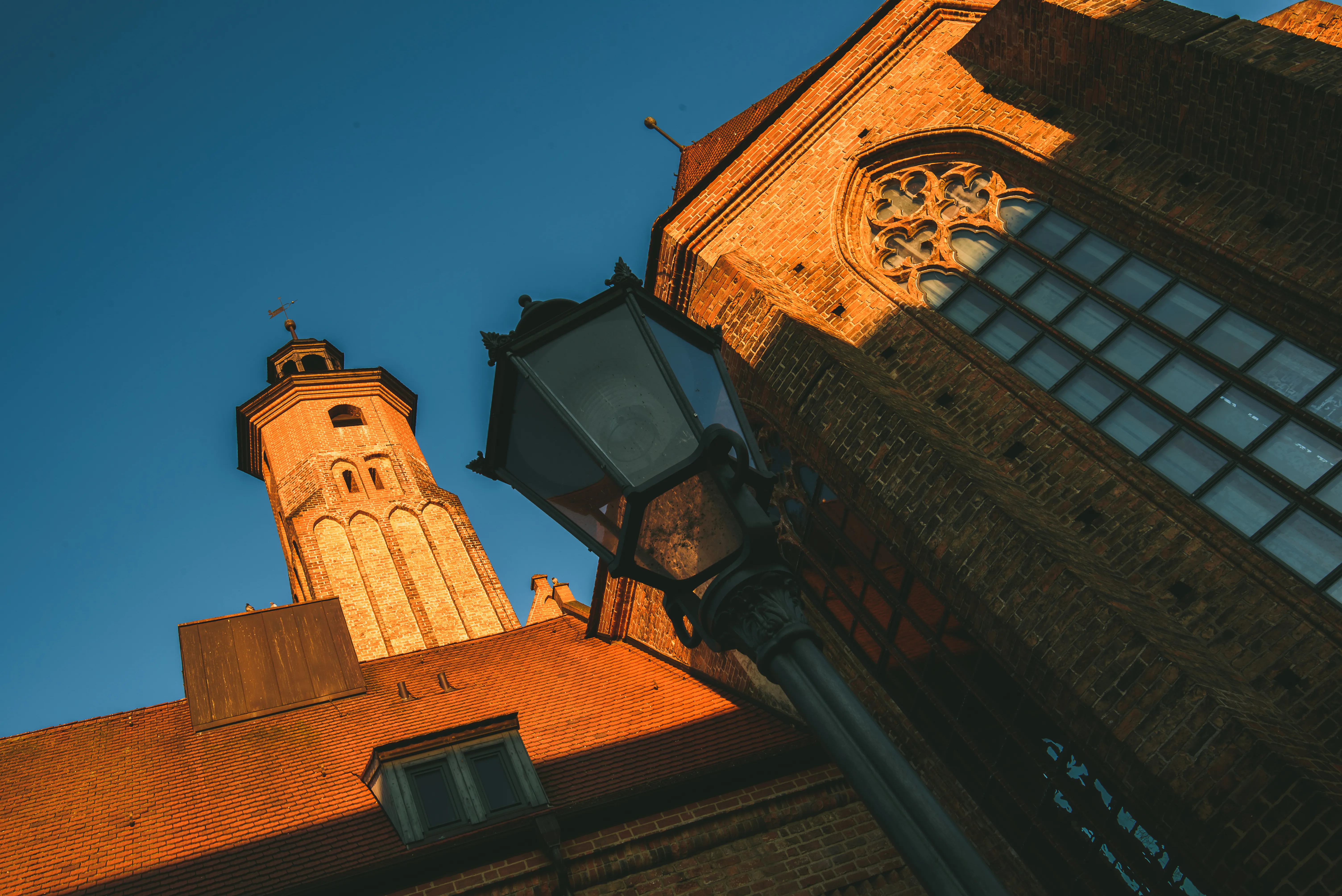 Backstein-Kirchen in Brandenburg an der Havel im warmen Abendlicht aus der Froschperspektive — Substanz, Haltung, Beständigkeit.